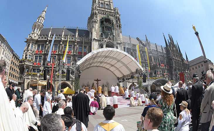 Abschluß der Fronleichnamsprozession 2025 auf dem Müncher Marienplatz (©Foto: Ingrid Grossmann) 